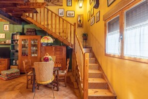 Dining - Holiday Home 'El Mirador Del Gato 1' with Mountain View, Shared Pool and Wi-Fi (Bonilla De La Sierra)