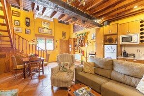 Fernseher, Kamin, DVD-Player