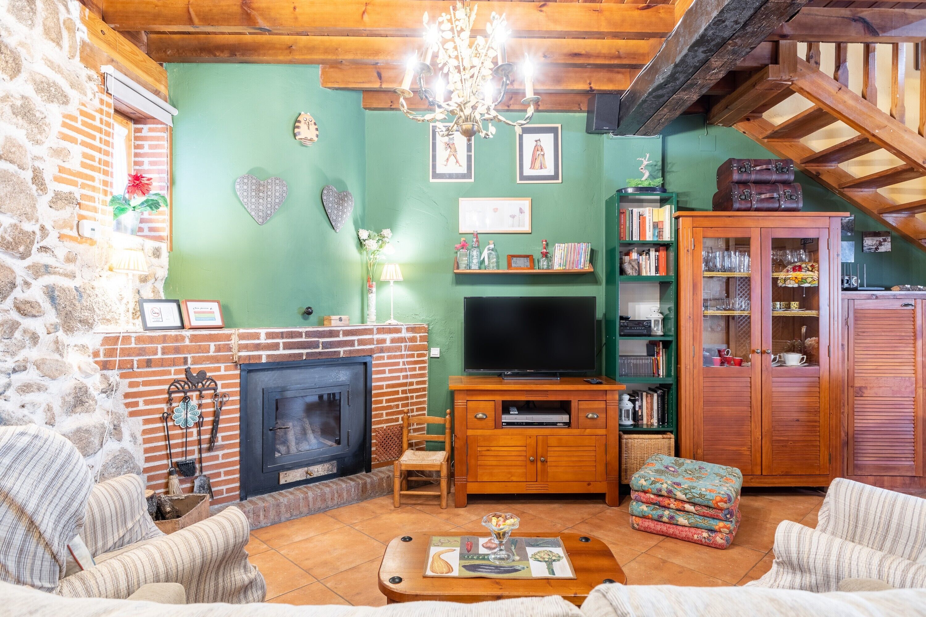 Televisie, een open haard en een dvd-speler