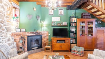 Televisie, een open haard en een dvd-speler