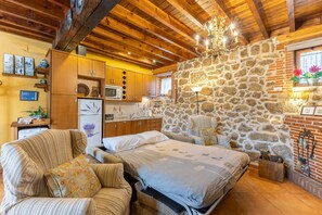 Interior - Holiday Home 'El Mirador Del Gato 1' with Mountain View, Shared Pool and Wi-Fi (Bonilla De La Sierra)