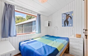 4 bedrooms, iron/ironing board, travel cot, free WiFi