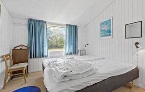 4 bedrooms, iron/ironing board, travel cot, free WiFi