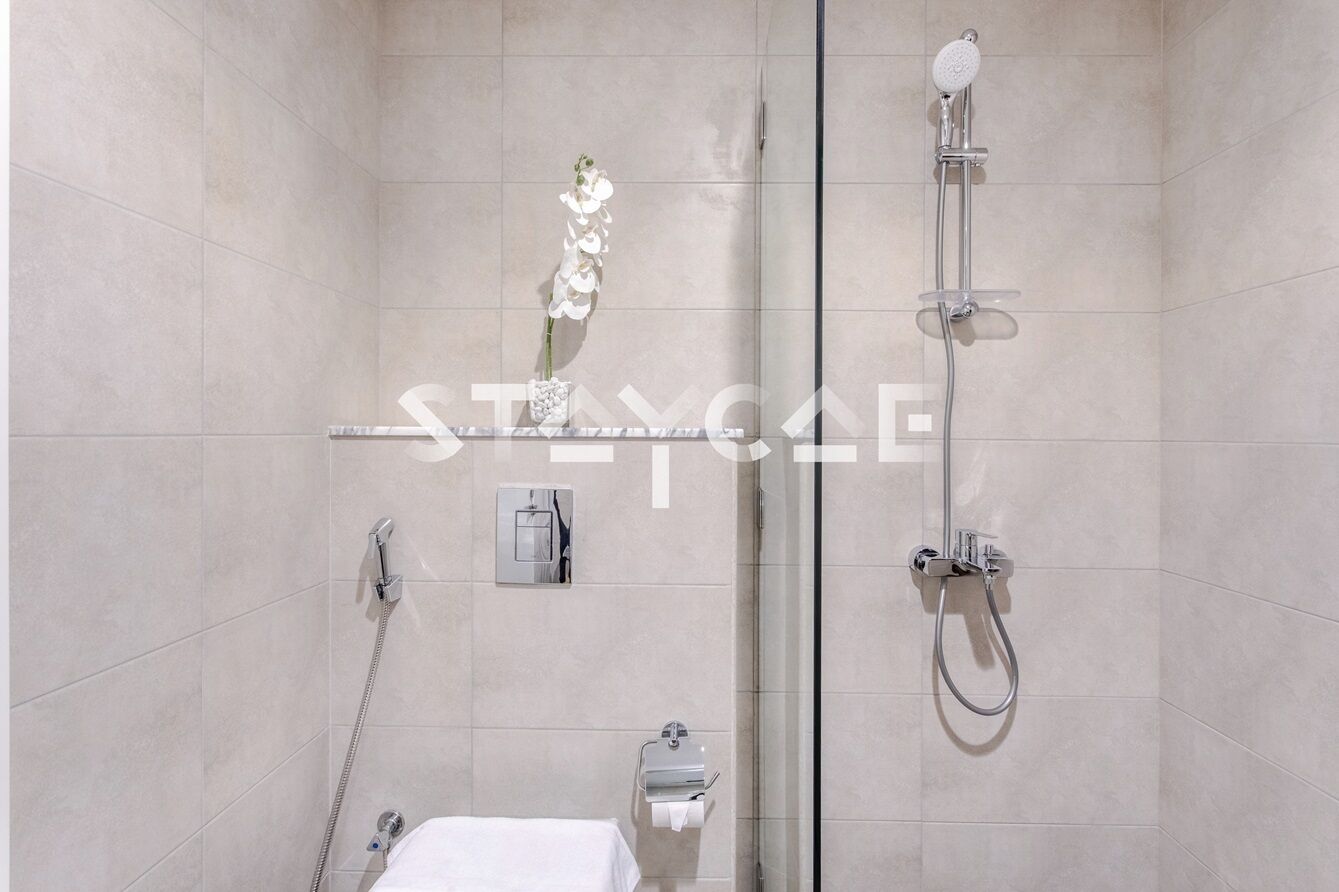 Ein modernes Badezimmer mit Duschkabine aus Glas, Toilette und Waschbecken.