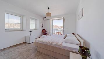 2 quartos, berço de viagem, Wi-Fi de cortesia, roupa de cama