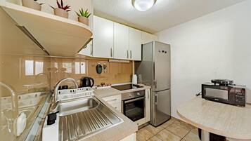 Frigorífico, horno, placa de cocina y cafetera o tetera