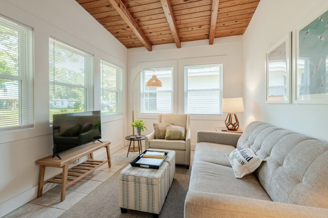 Smart-TV, peis, bøker og kontorer