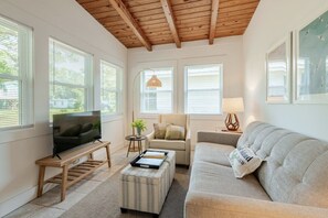 Smart TV, fireplace, books, offices - Charming 1960s Cottage 3 Min Beach and Shops (Oak Island)