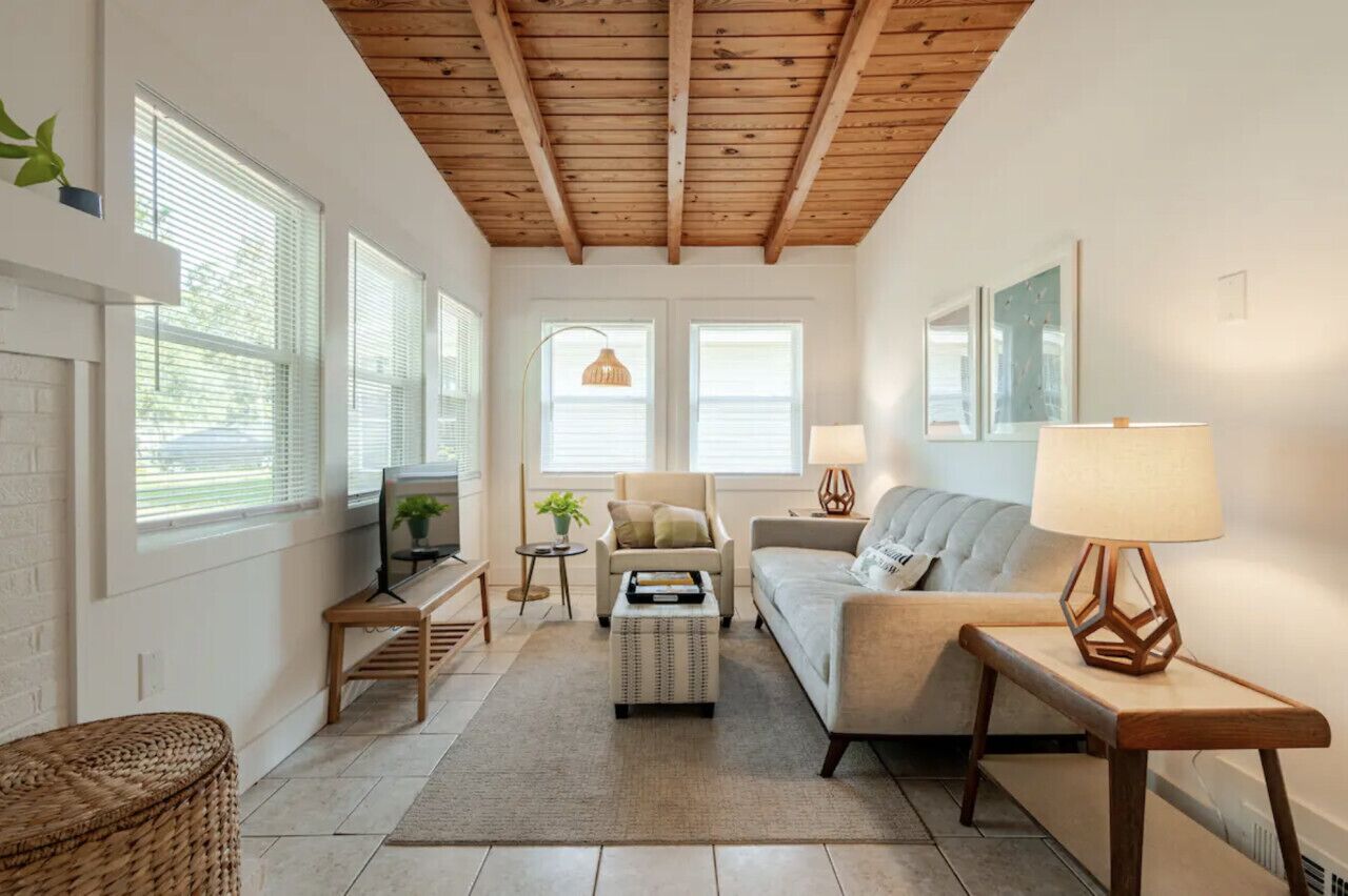 Smart-tv, eldstad, böcker och kontor