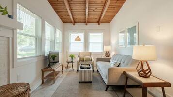 Smart-TV, Kamin, Bücher, Arbeitsbereiche