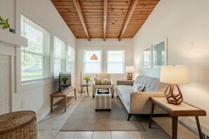 智能電視、壁爐、書籍、 辦公室