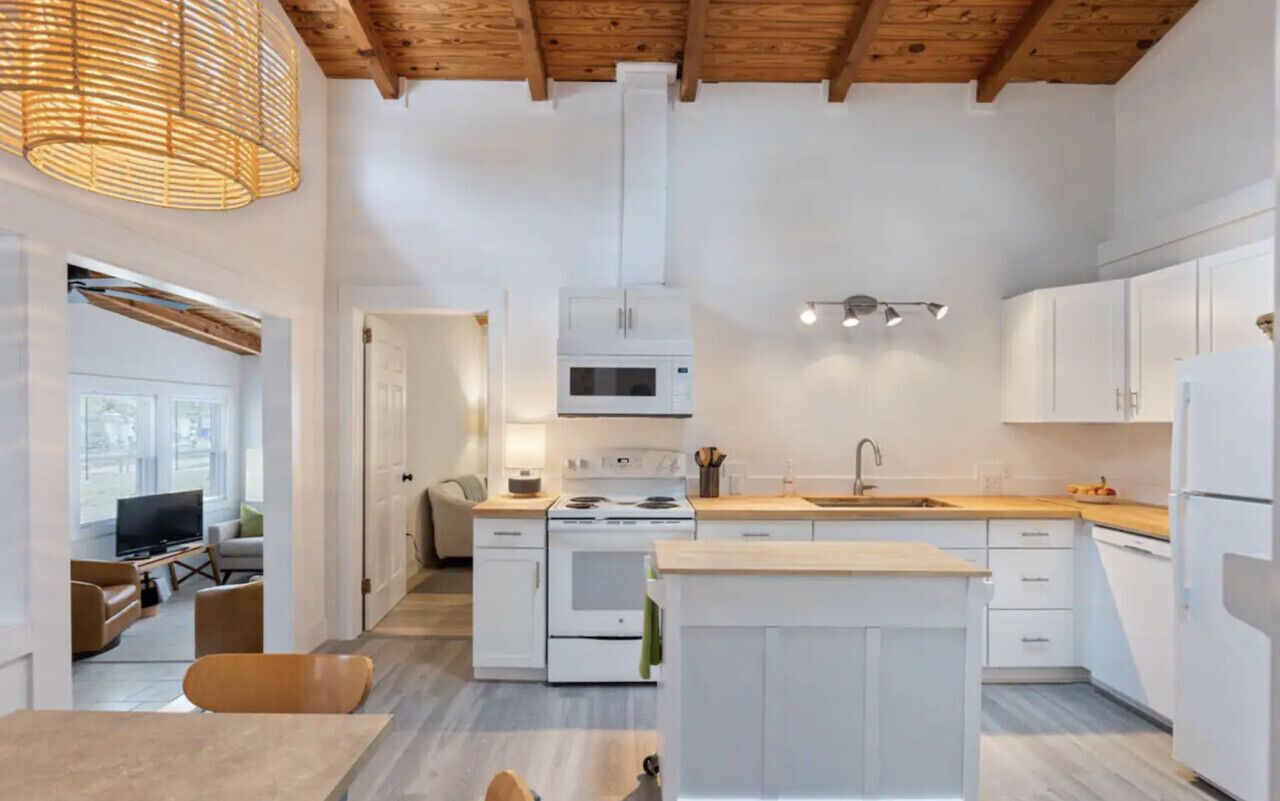 Kylskåp, mikrovågsugn, ugn och spishäll