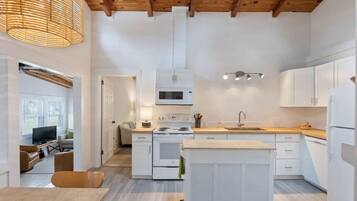 Kylskåp, mikrovågsugn, ugn och spishäll