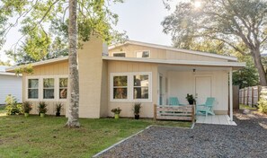 Exterior - Charming 1960s Cottage 3 Min Beach and Shops (Oak Island)