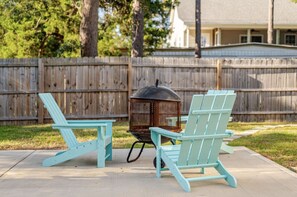 Property grounds - Charming 1960s Cottage 3 Min Beach and Shops (Oak Island)