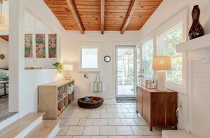 Interior - Charming 1960s Cottage 3 Min Beach and Shops (Oak Island)