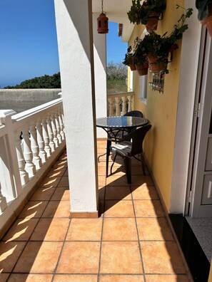 Outdoor dining - Apartment 'Apartamento 4' with Shared Pool, Private Terrace and Wi-Fi (Los Llanos)