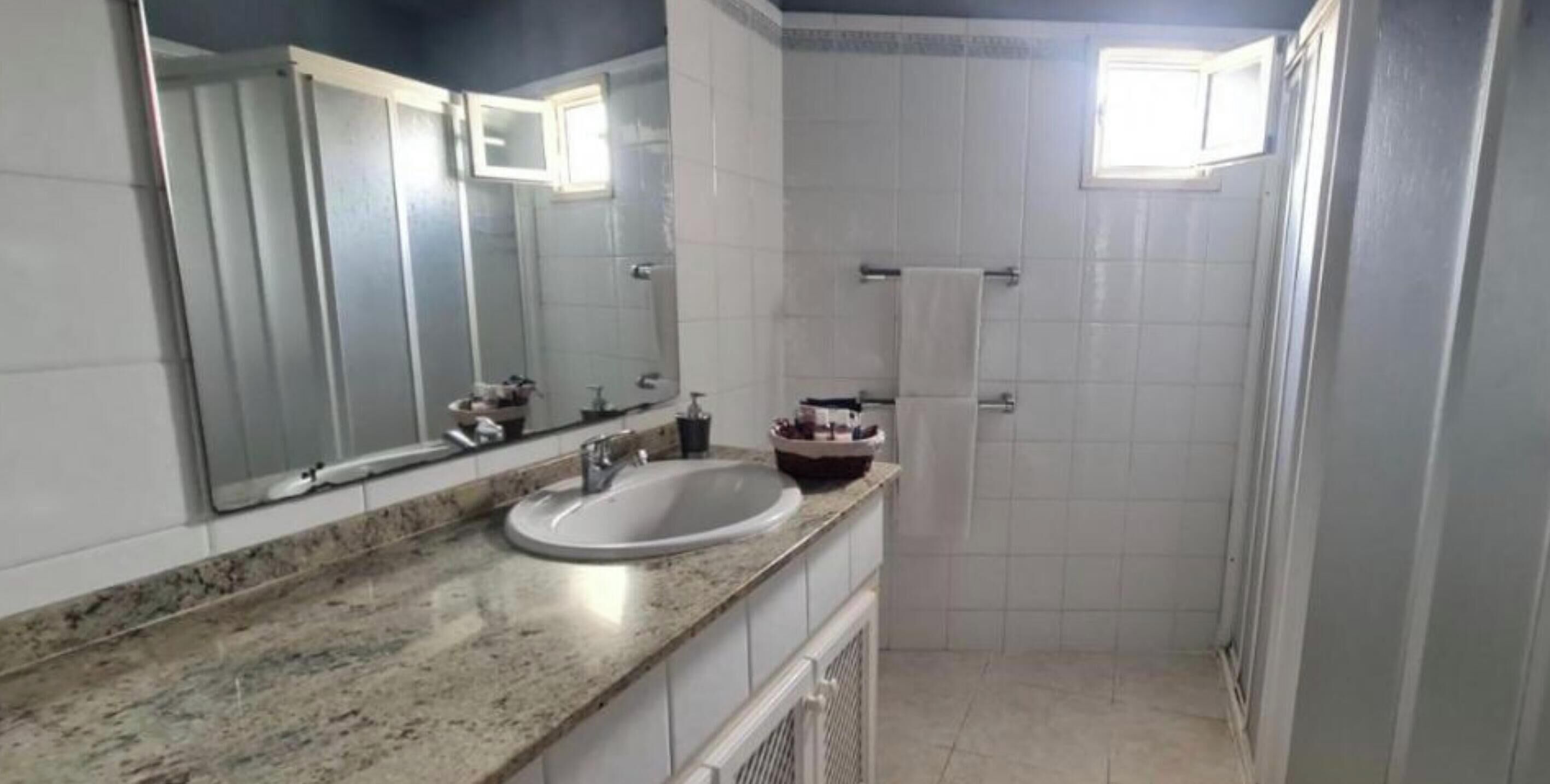 Een douche, een haardroger, handdoeken