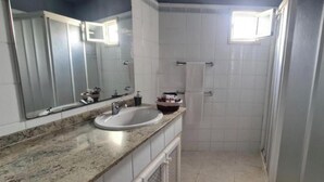 A bathroom with a sink, mirror, and towel rack. - Apartment for 5 with private terrace, shared pool & Wi-Fi in Los Llanos (Los Llanos)