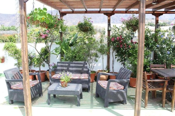 Outdoor dining - Apartment 'Apartamento 6' with Shared Pool, Private Terrace and Wi-Fi (Los Llanos)