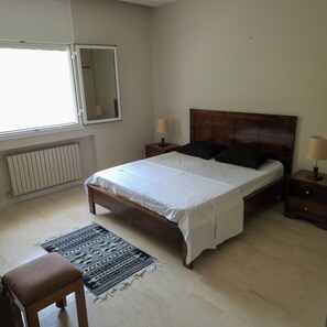 4 habitaciones, escritorio, tabla de planchar con plancha y wifi gratis