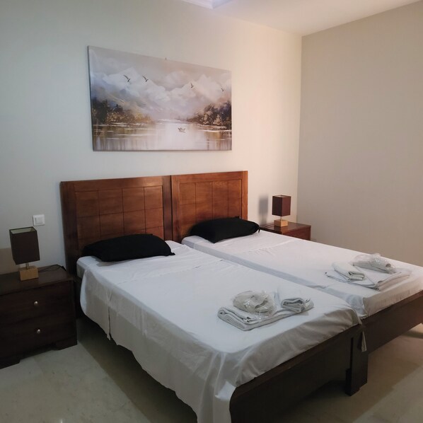 4 habitaciones, escritorio, tabla de planchar con plancha y wifi 