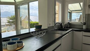 Een koelkast, een microgolfoven, een oven, een vaatwasser