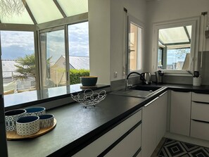 Réfrigérateur, four à micro-ondes, un four, lave-vaisselle