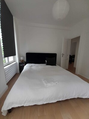 5 slaapkamers, een bureau, een strijkplank/strijkijzer, wifi
