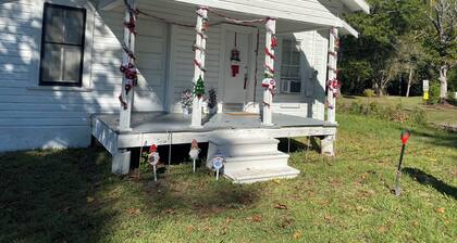 Cozy Cottage in Zavalla. Minutes to Lake Sam Rayburn near Cassel Boykins.
