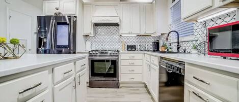 Microondas, horno, placa de cocina y lavavajillas