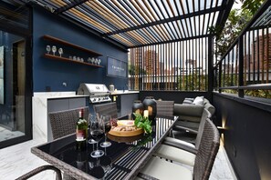 Outdoor dining - Luxury 4BR Villa with Rooftop and Jacuzzis on Lleras Park (Medellín)