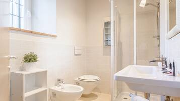 Doccia, asciugacapelli, bidet, asciugamani