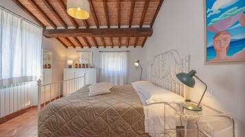 2 bedrooms, iron/ironing board, travel cot, WiFi