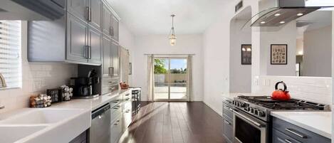 Kjøleskap, mikrobølgeovn, ovn og kokeplater