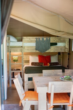 2 bedrooms, WiFi, bed sheets - Safari Tent nestled in the woods, creek side, furnished balcony, pet friendly, sleeps 5. (Mill Spring)