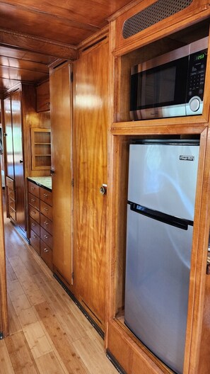 Refrigerador, microondas, cafetera y tetera y utensilios de cocina 