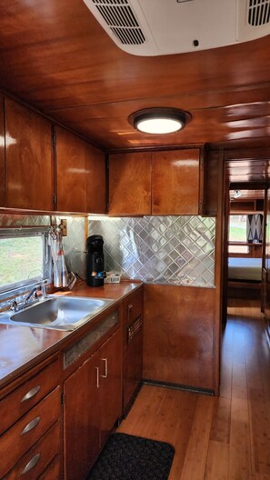 Réfrigérateur, micro-ondes, cafetière/bouilloire