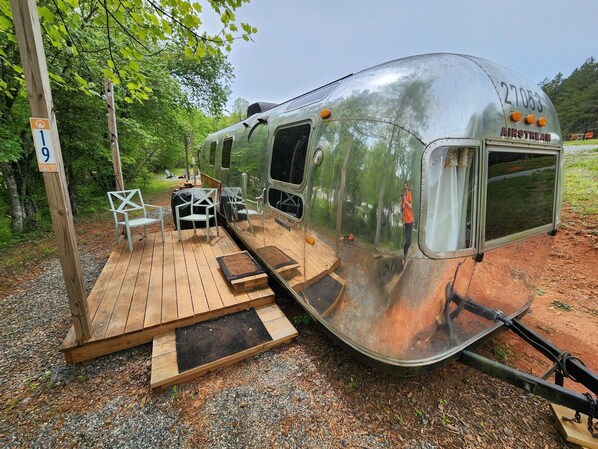 Property grounds - Vintage 1971 Airstream on the creek, easy access to pool and playground, sleeps 2. (Mill Spring)