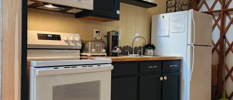 冷蔵庫、電子レンジ、オーブン、コンロ