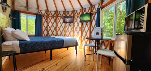 16' Yurt, Dog Friendly, Deck, Dome Skylight, Sleeps 2.