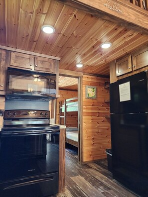 Frigorifero, microonde, forno, piano cottura