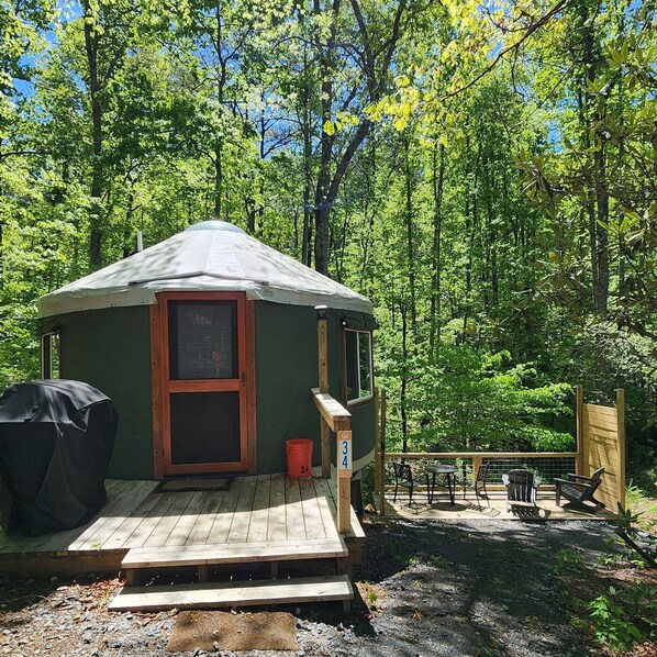 Outdoor dining - 16' Yurt, Dog Friendly, Deck, Dome Skylight, Sleeps 2. (Mill Spring)