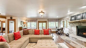 تلفزيون ذكي، مدفأة، مشغل دي في دي، كُتُب