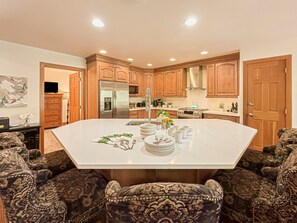 Kylskåp, mikrovågsugn, ugn och spishäll