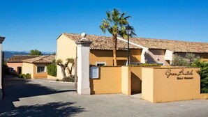 A gated entrance to a property named "Crescent Beach Golf Resort" with a clear sky and palm trees. - Séjour inoubliable en Provence | Maison + jardin (Roquebrune sur Argens)