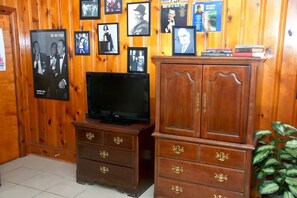 Interior - Historic New Bern Charm with Unique Themed Rooms (New Bern)