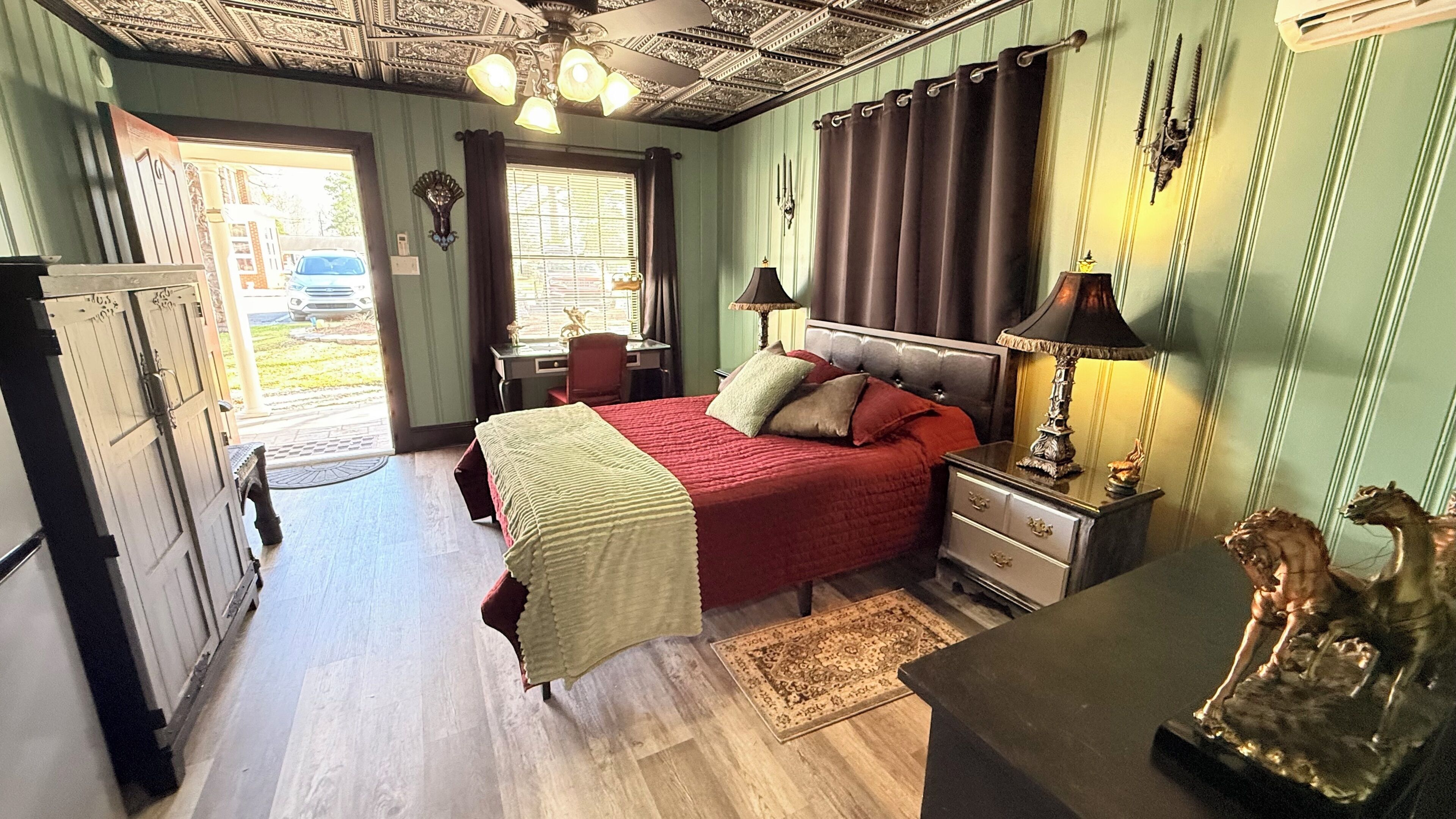 1 bedroom, desk, WiFi, bed sheets