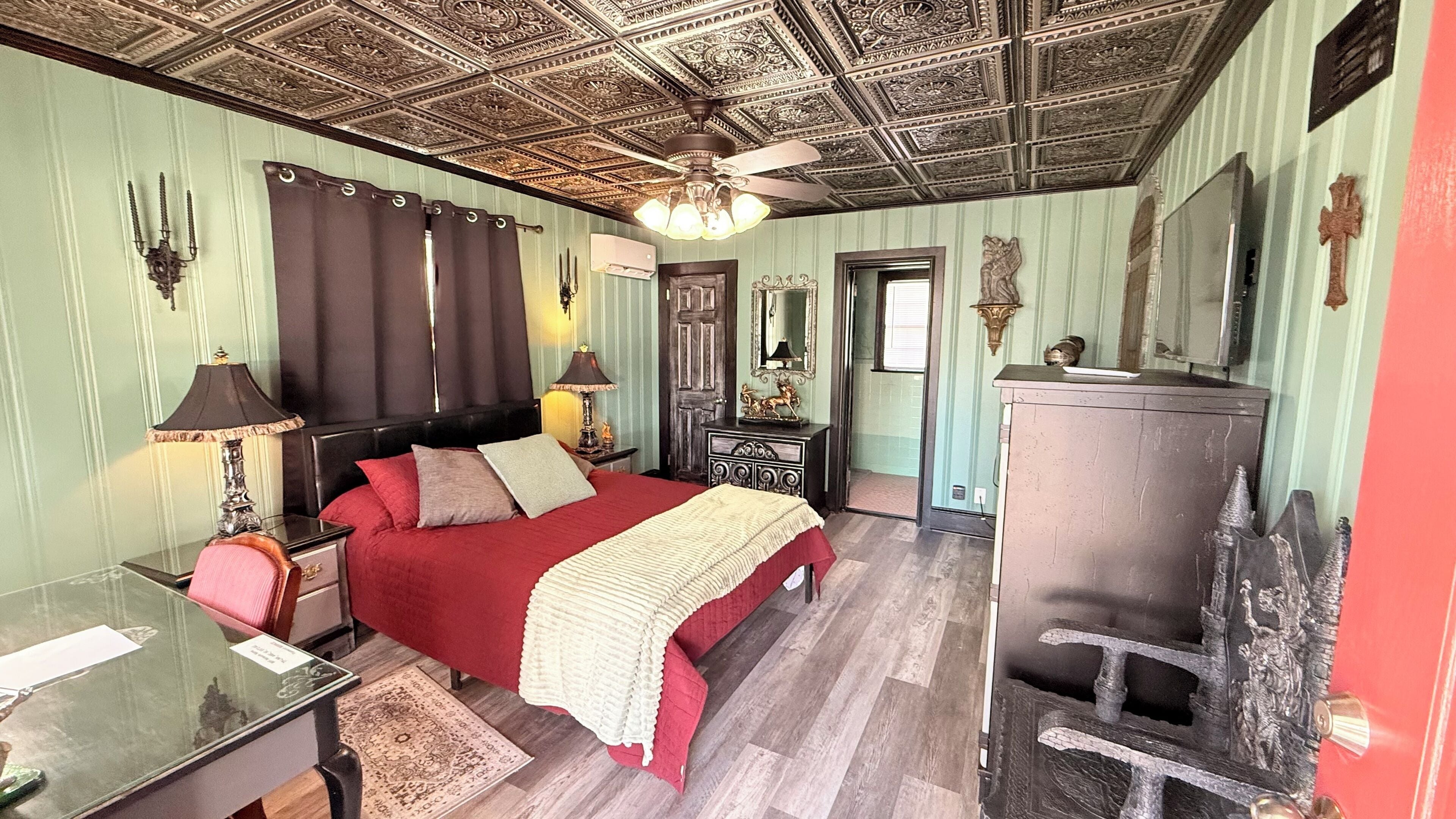 1 bedroom, desk, WiFi, bed sheets