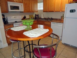 冷蔵庫、電子レンジ、コーヒー / ティーメーカー